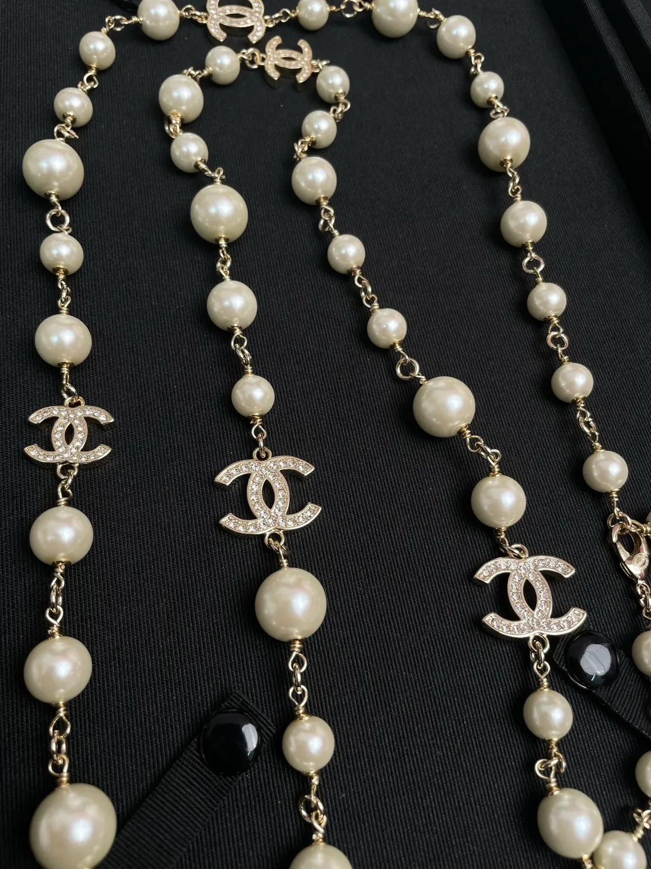 Collier Chanel perles beige avec charms dorés Interlocking CC Logo 7