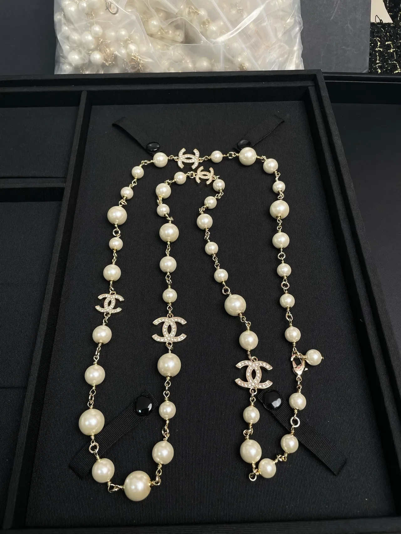 Collier Chanel perles beige avec charms dorés Interlocking CC Logo 8