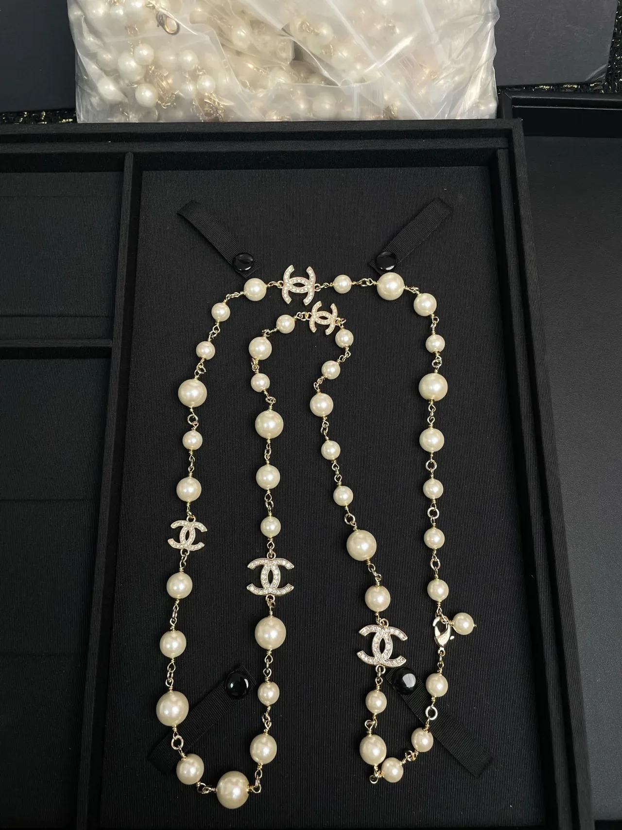 Collier Chanel perles beige avec charms dorés Interlocking CC Logo 9