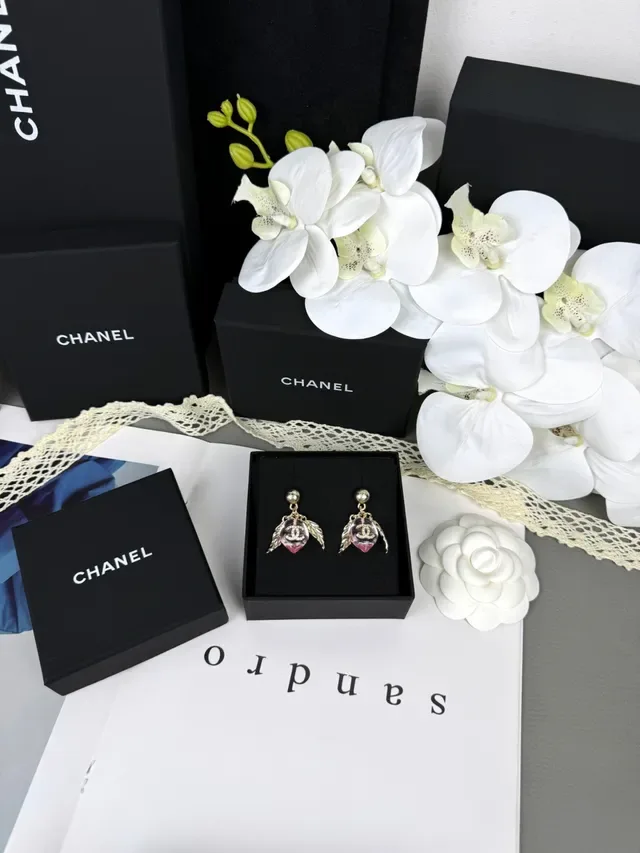 Chanel Rose Résine Ailées CC Logo Boucles d'Oreilles 2