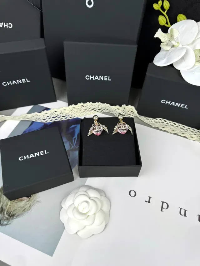 Chanel Rose Résine Ailées CC Logo Boucles d'Oreilles 3