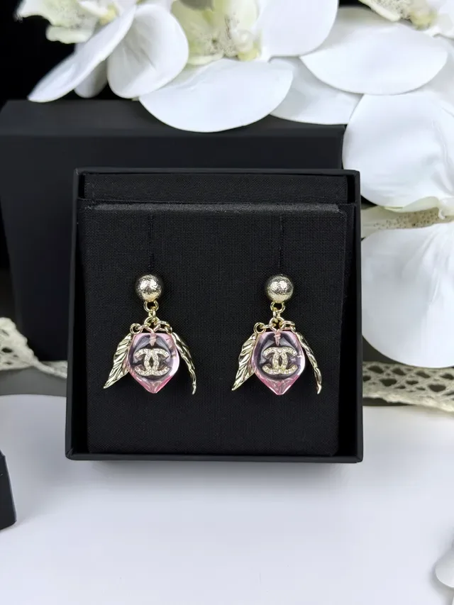 Chanel Rose Résine Ailées CC Logo Boucles d'Oreilles 9