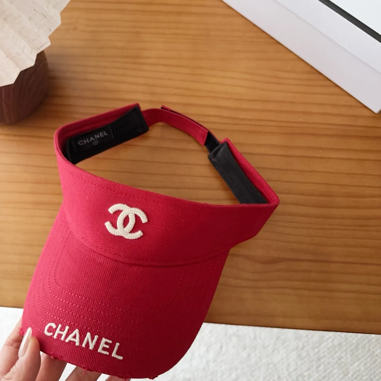 Chanel قبعة بيسبول من القماش النسيجي المطرز عليه الشعار باللون الأحمر والأبيض 5