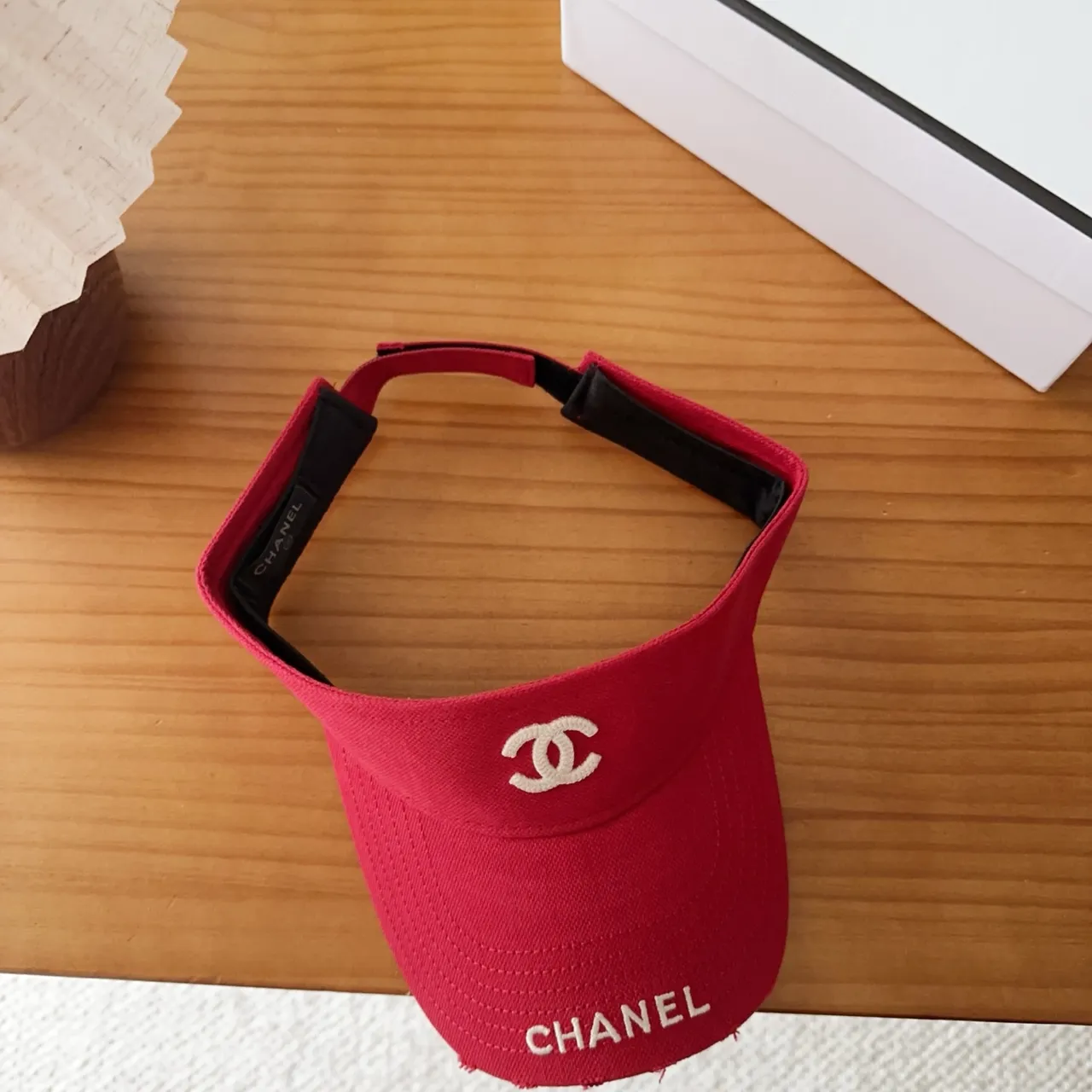 Chanel قبعة بيسبول من القماش النسيجي المطرز عليه الشعار باللون الأحمر والأبيض 6