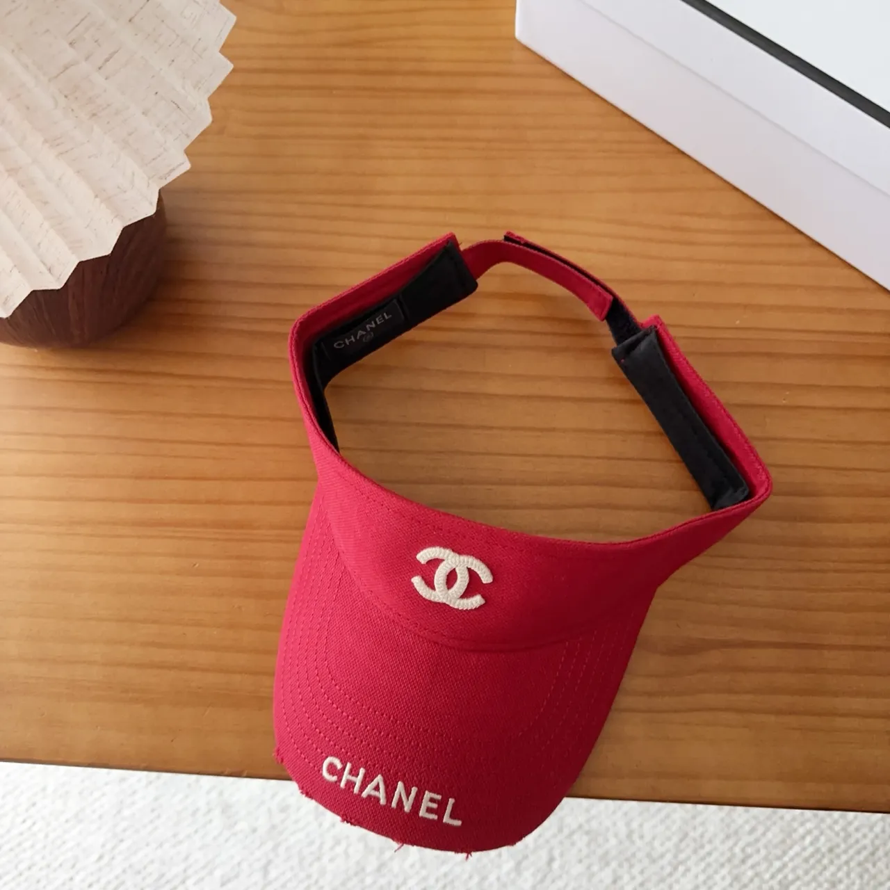 Chanel قبعة بيسبول من القماش النسيجي المطرز عليه الشعار باللون الأحمر والأبيض 7