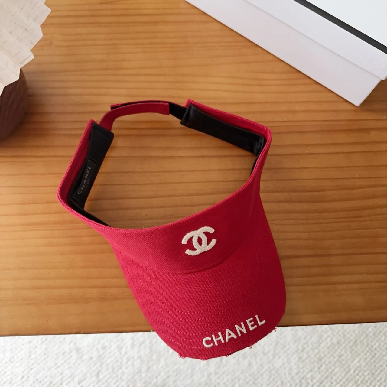 Chanel قبعة بيسبول من القماش النسيجي المطرز عليه الشعار باللون الأحمر والأبيض 9