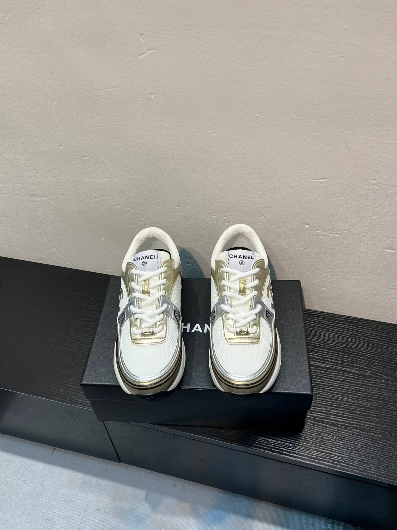 Chanel Runway Runner Blanco y Dorado Metálico Zapatillas Lifestyle 2