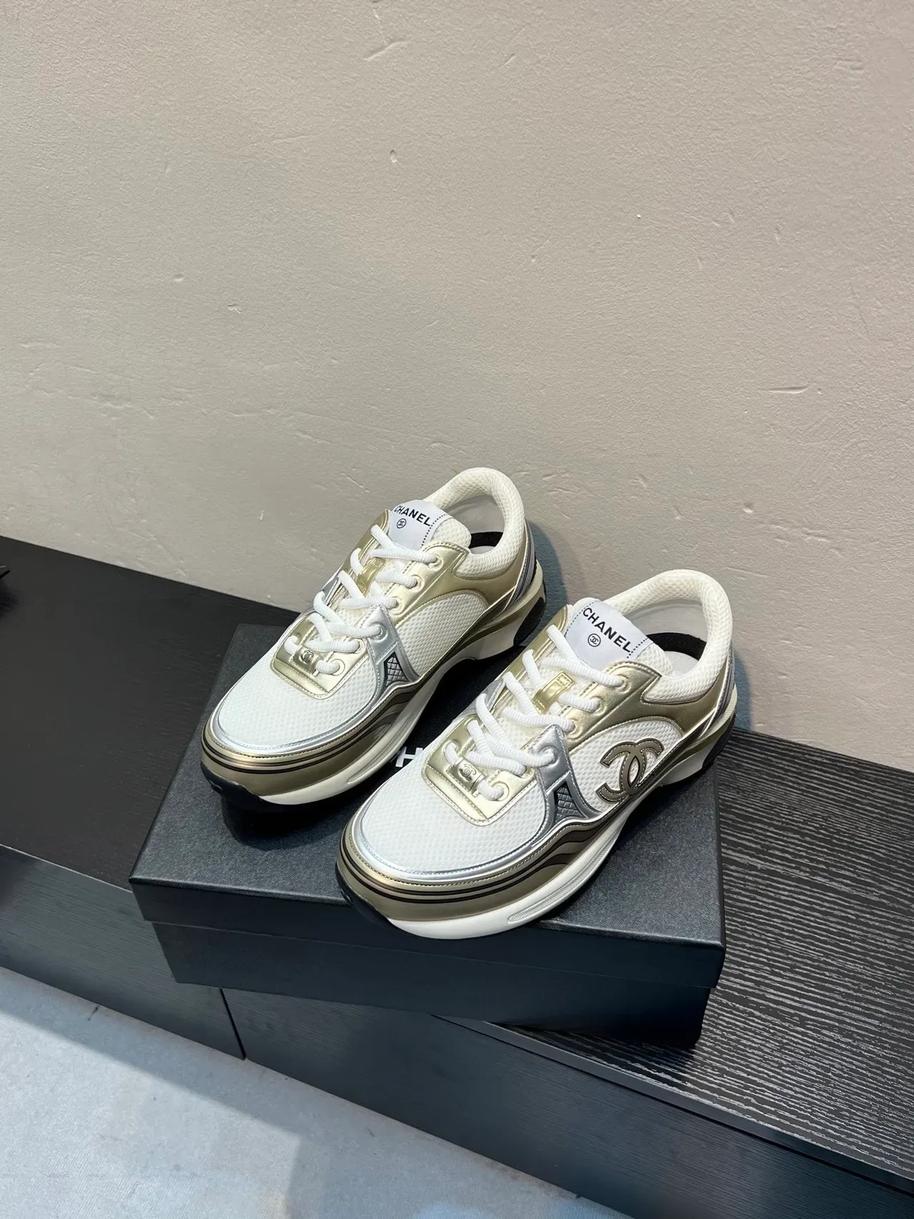 Chanel Runway Runner Blanco y Dorado Metálico Zapatillas Lifestyle 3