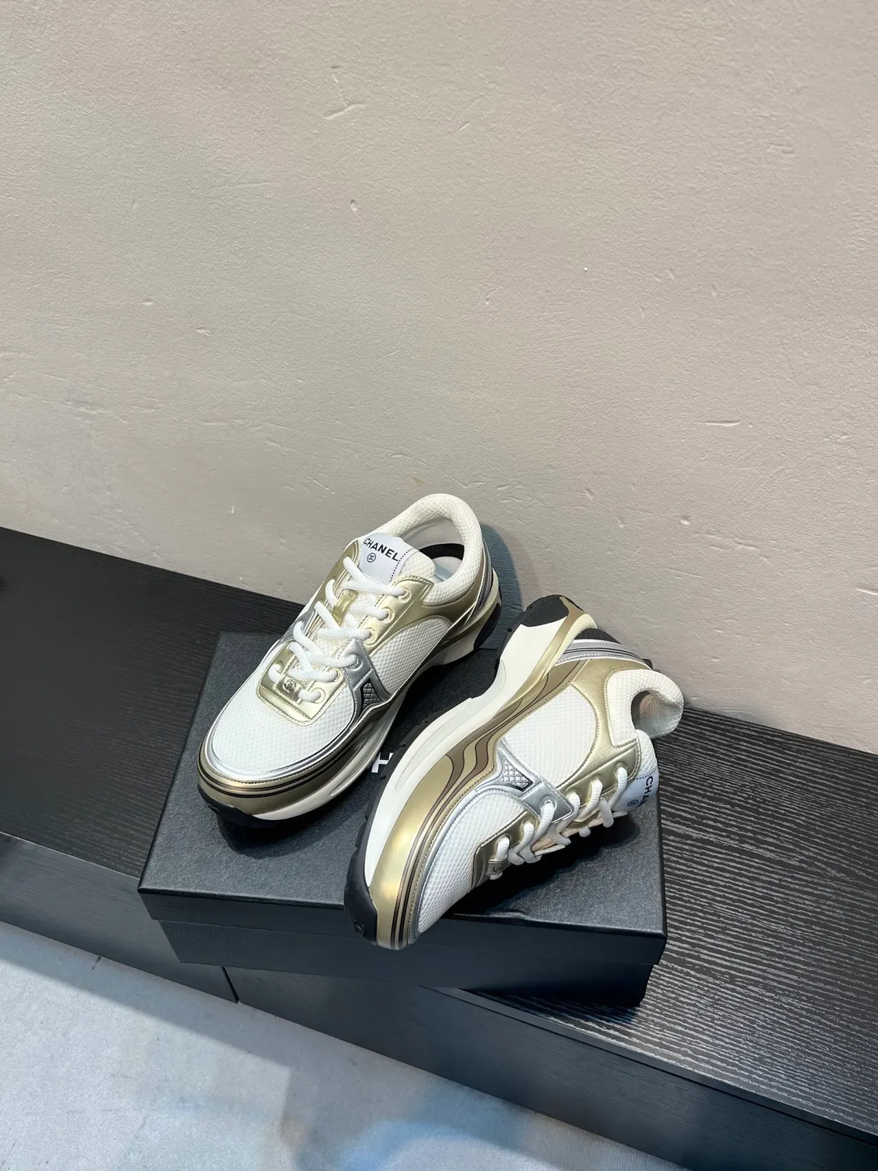 Chanel Runway Runner Blanco y Dorado Metálico Zapatillas Lifestyle 4