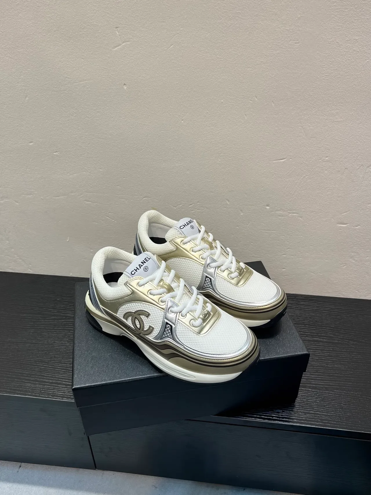 Chanel Runway Runner Blanco y Dorado Metálico Zapatillas Lifestyle 5