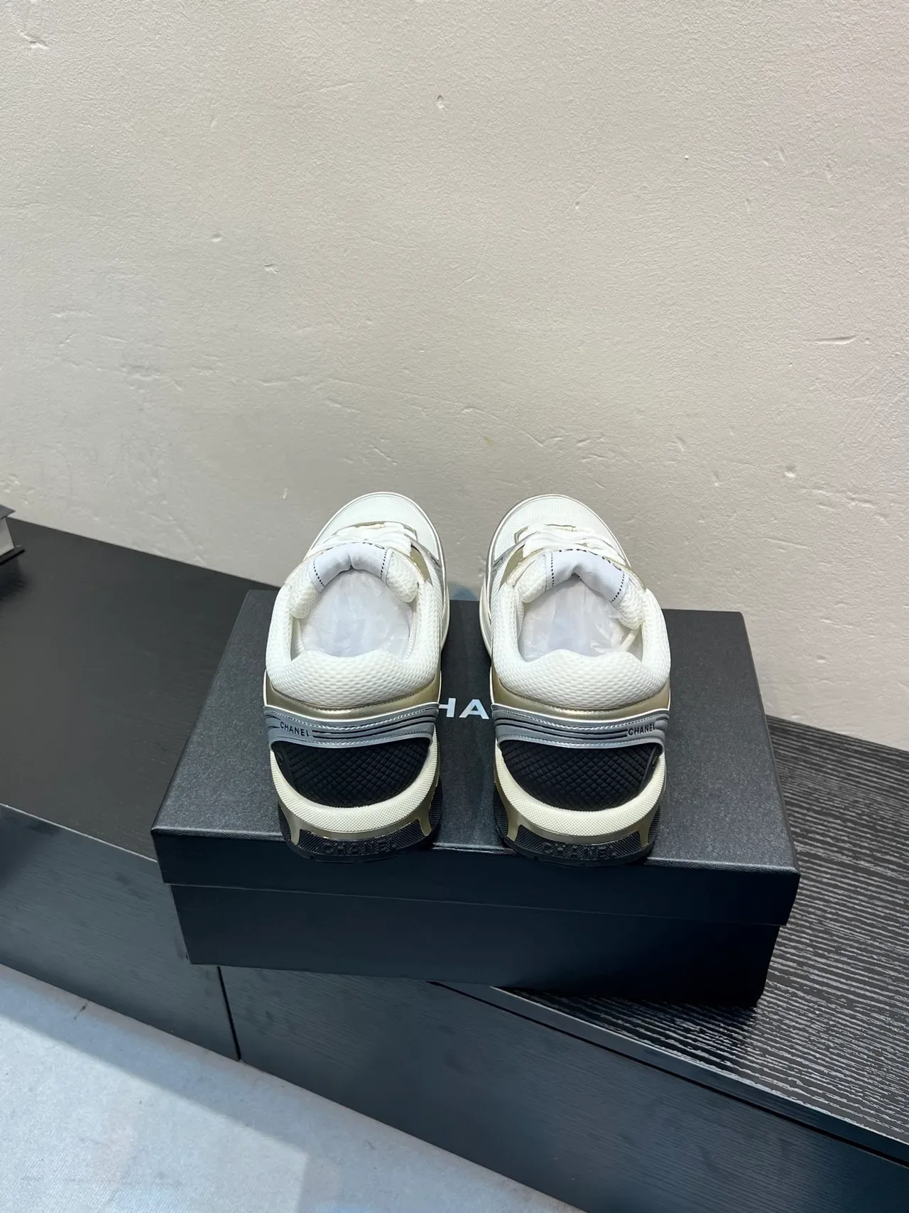 Chanel Runway Runner Blanco y Dorado Metálico Zapatillas Lifestyle 6