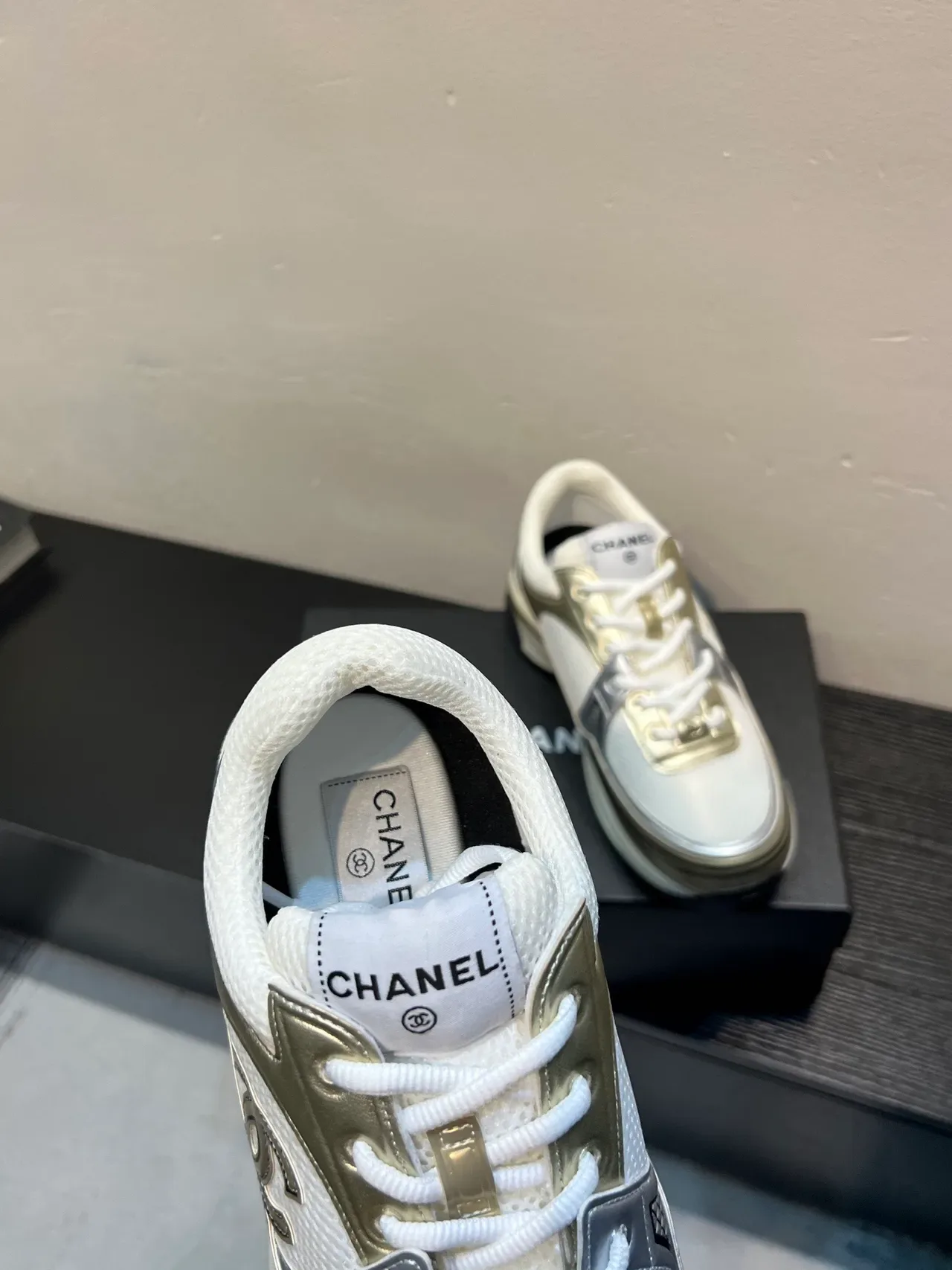 Chanel Runway Runner Blanco y Dorado Metálico Zapatillas Lifestyle 7