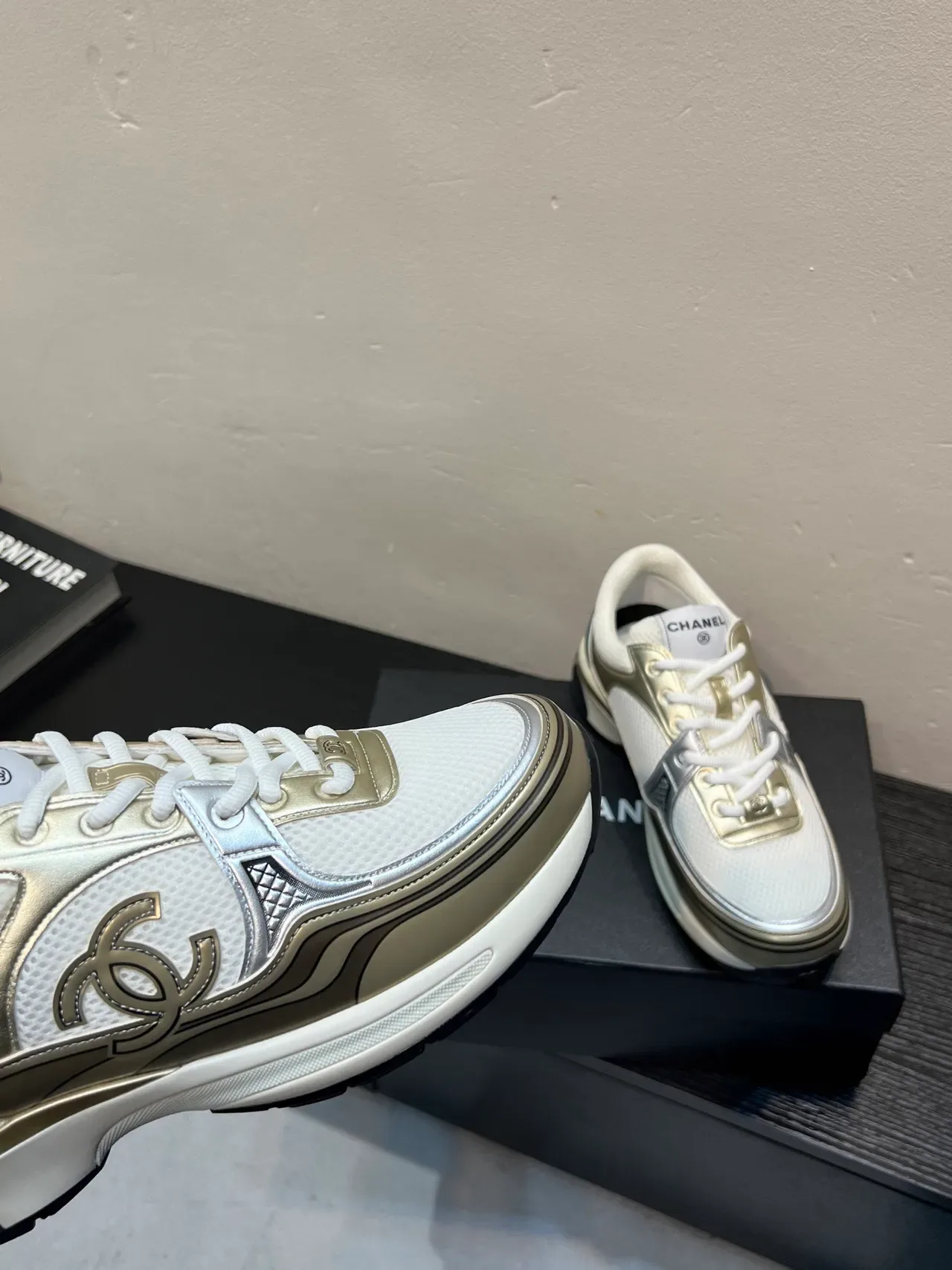 Chanel Runway Runner Blanco y Dorado Metálico Zapatillas Lifestyle 8