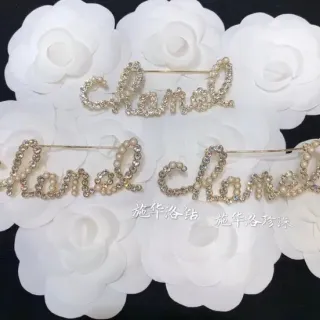 Chanel Script मोती और क्रिस्टल ब्रोच