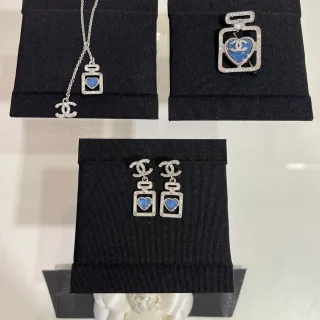 Chanel सिल्वर ब्लू परफ्यूम-बोतल सिल्हूट हार्ट एनामेल नेकलेस