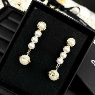 Chanel व्हाइट गोल्ड मल्टी-पर्ल ड्रॉप हार्डवेयर ईयररिंग्स