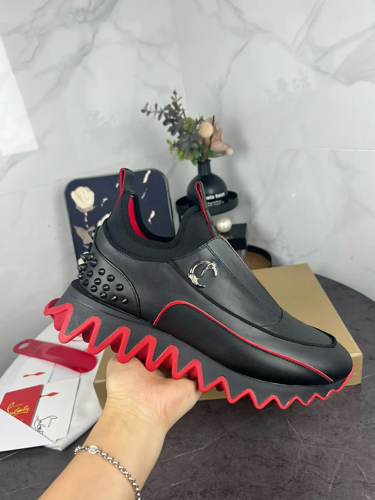 Christian Louboutin Tênis Lifestyle Preto e Vermelho Slip-On com Salto Tachonado 2
