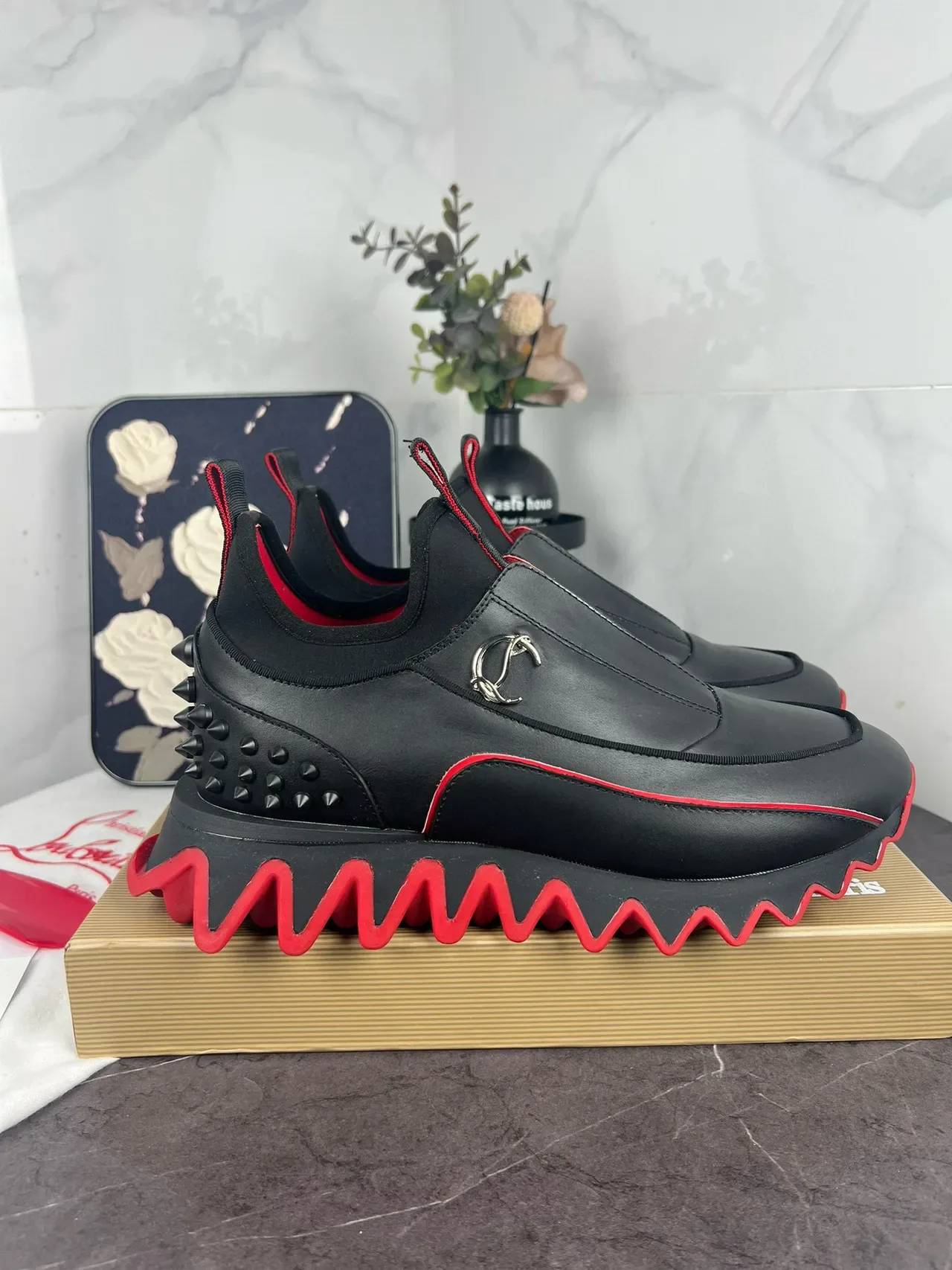 Christian Louboutin Tênis Lifestyle Preto e Vermelho Slip-On com Salto Tachonado 3