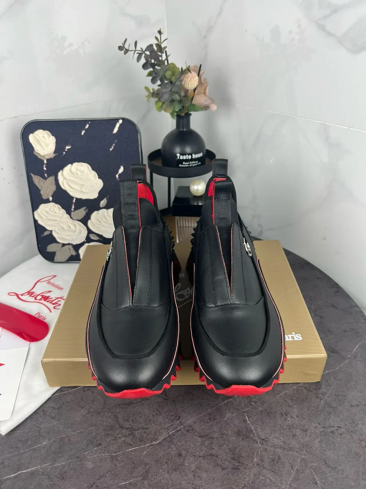 Christian Louboutin Tênis Lifestyle Preto e Vermelho Slip-On com Salto Tachonado 4