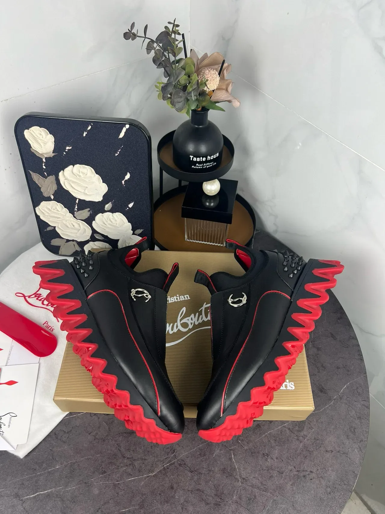 Christian Louboutin Tênis Lifestyle Preto e Vermelho Slip-On com Salto Tachonado 5