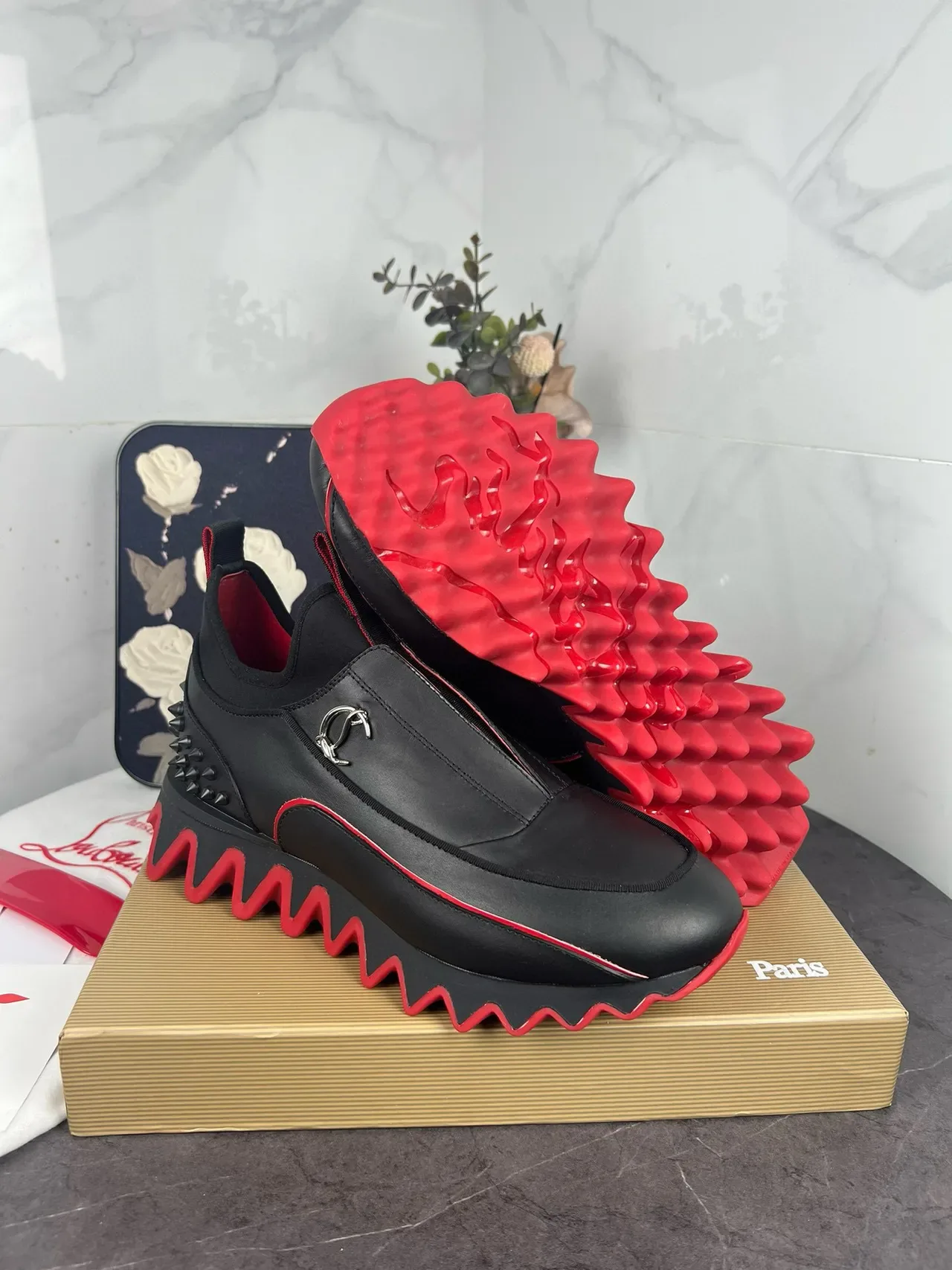 Christian Louboutin Tênis Lifestyle Preto e Vermelho Slip-On com Salto Tachonado 6