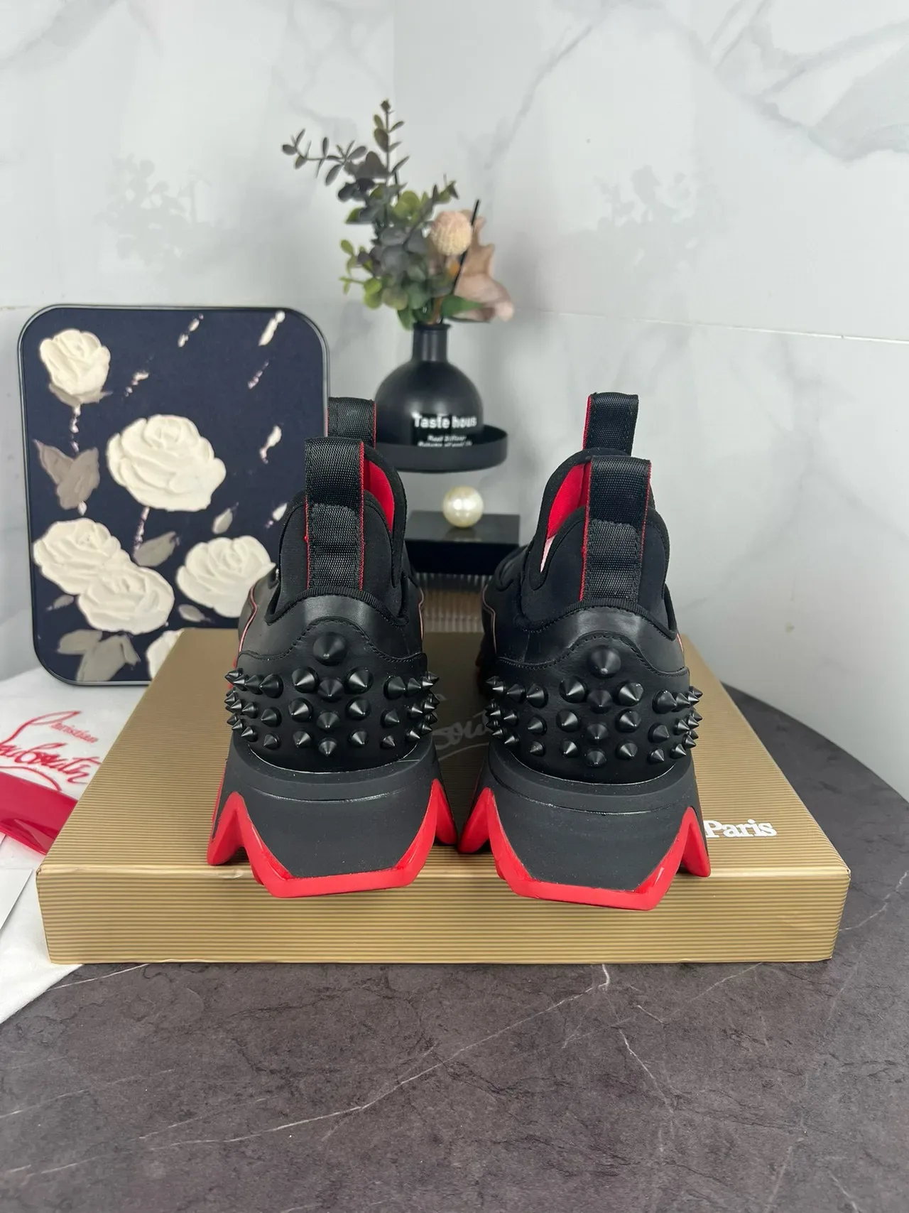 Christian Louboutin Tênis Lifestyle Preto e Vermelho Slip-On com Salto Tachonado 7