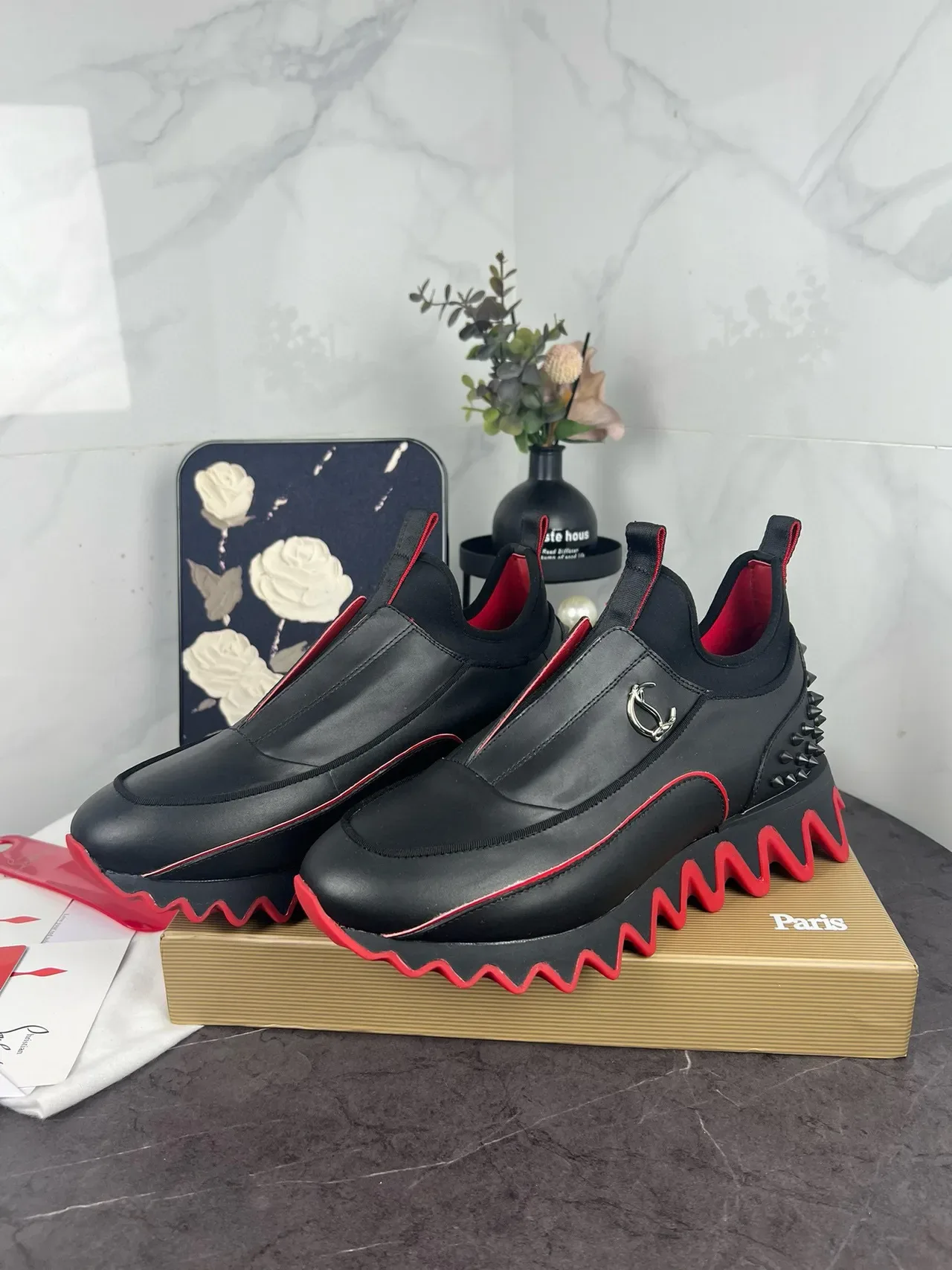 Christian Louboutin Tênis Lifestyle Preto e Vermelho Slip-On com Salto Tachonado 8