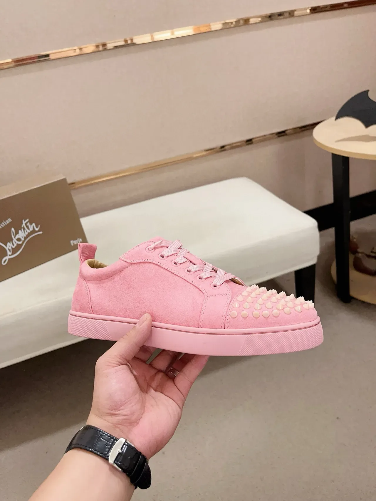 Christian Louboutin Spiky Sneaker daim rose lifestyle sneaker 4