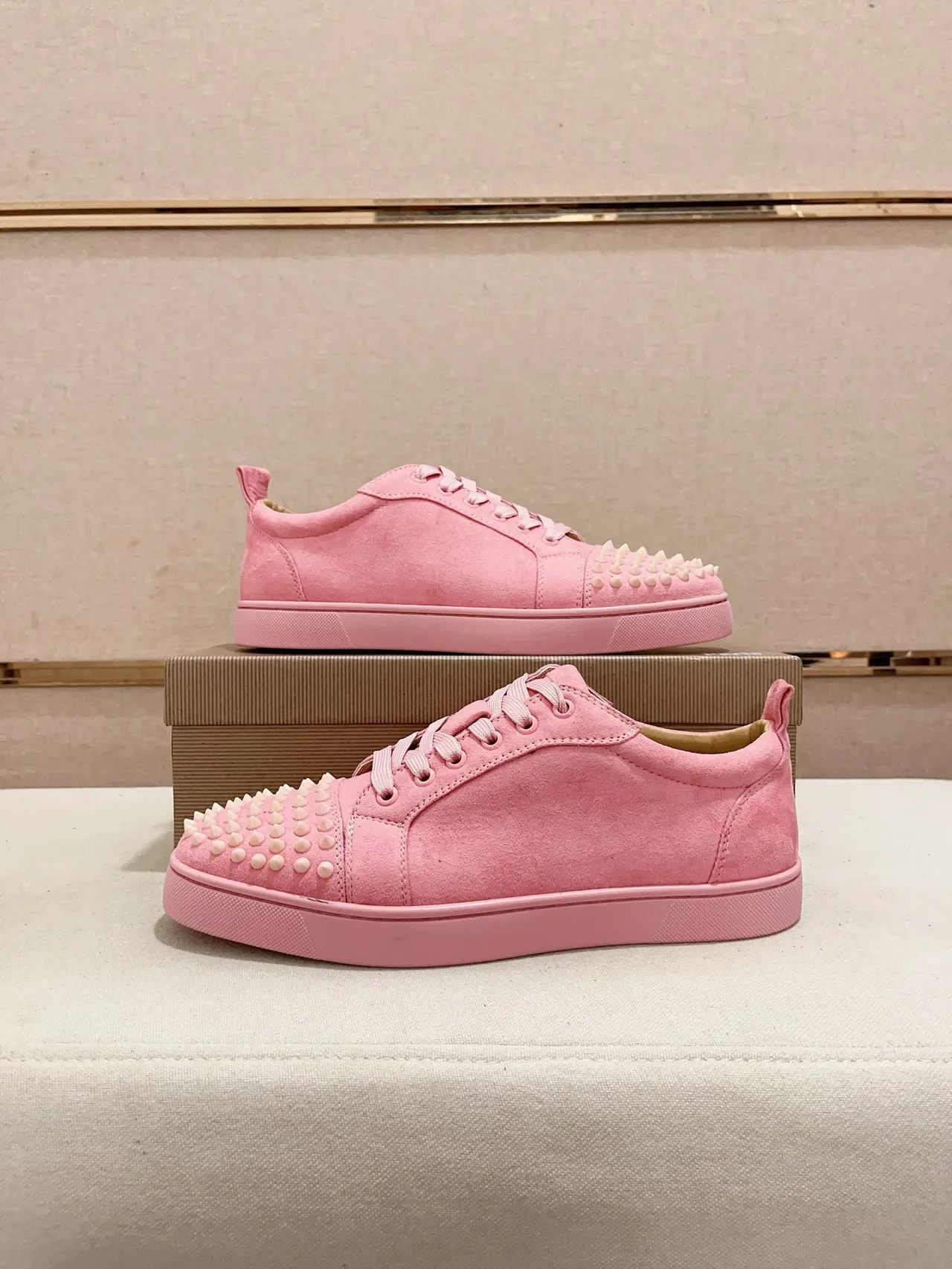 Christian Louboutin Spiky Sneaker daim rose lifestyle sneaker 7