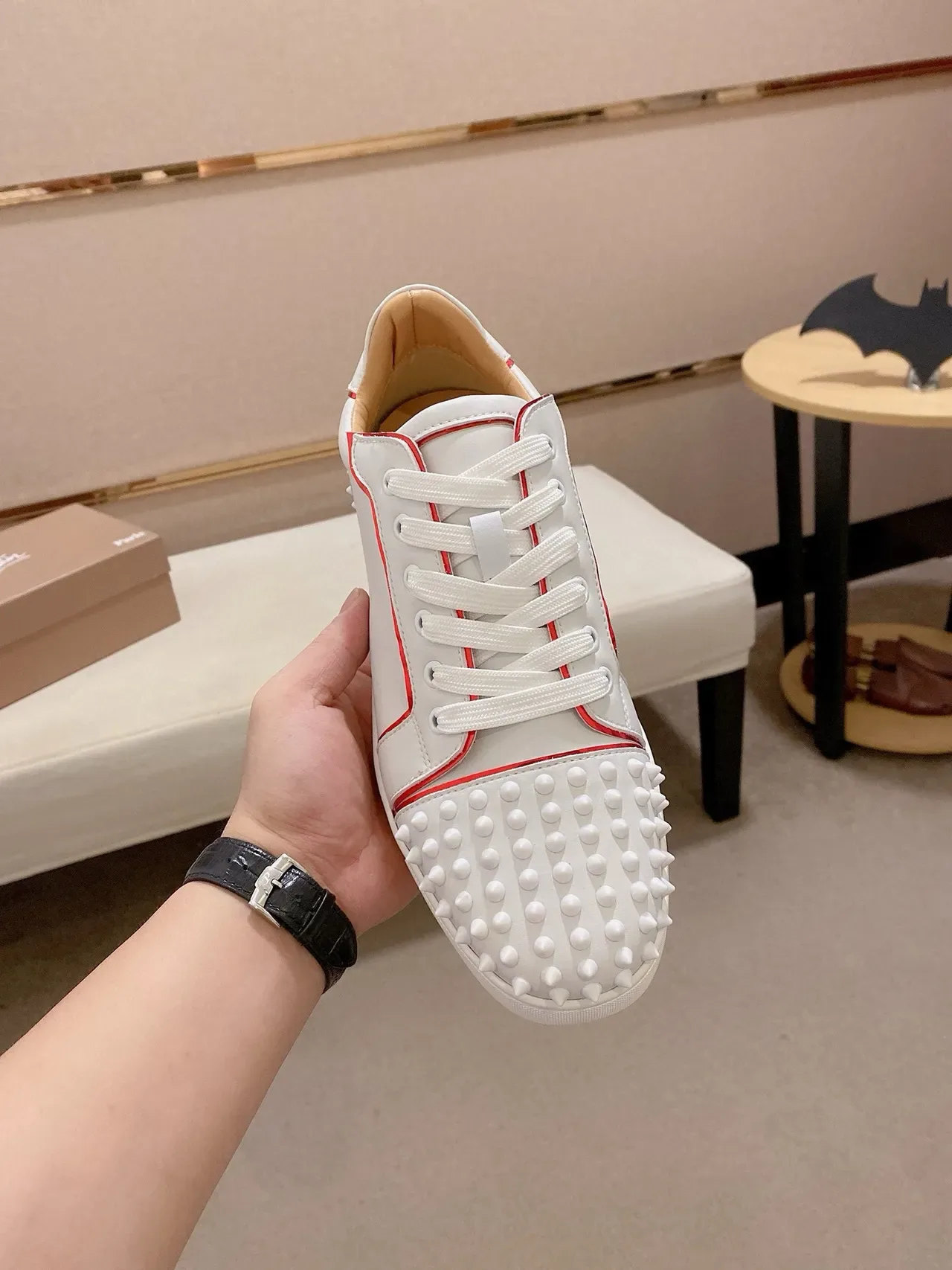 Christian Louboutin Spiky Sneaker أبيض أحمر تفاصيل الأصبع والكعب المسنن مع الخياطة أحذية أسلوب حياة 2