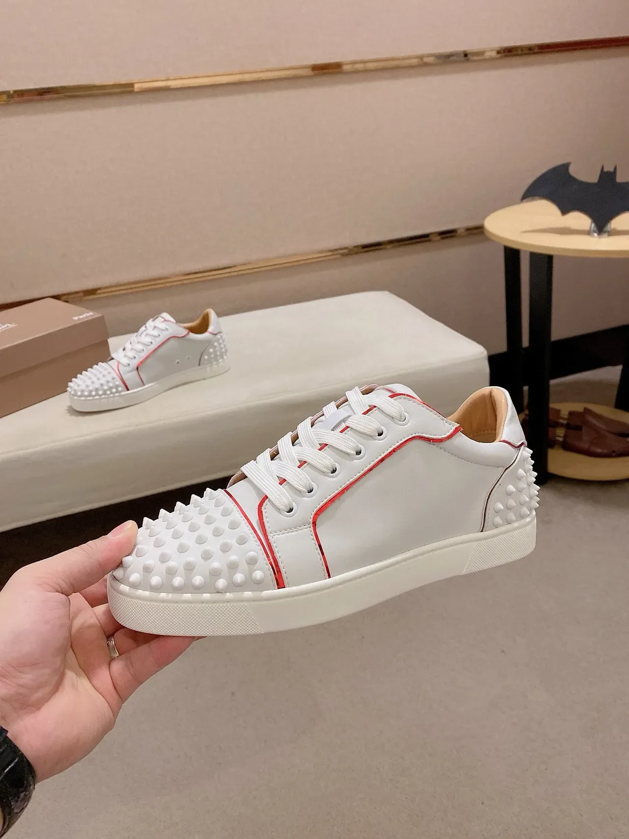 Christian Louboutin Spiky Sneaker أبيض أحمر تفاصيل الأصبع والكعب المسنن مع الخياطة أحذية أسلوب حياة 3