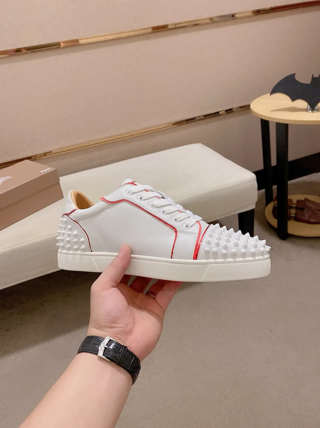 Christian Louboutin Spiky Sneaker أبيض أحمر تفاصيل الأصبع والكعب المسنن مع الخياطة أحذية أسلوب حياة 4