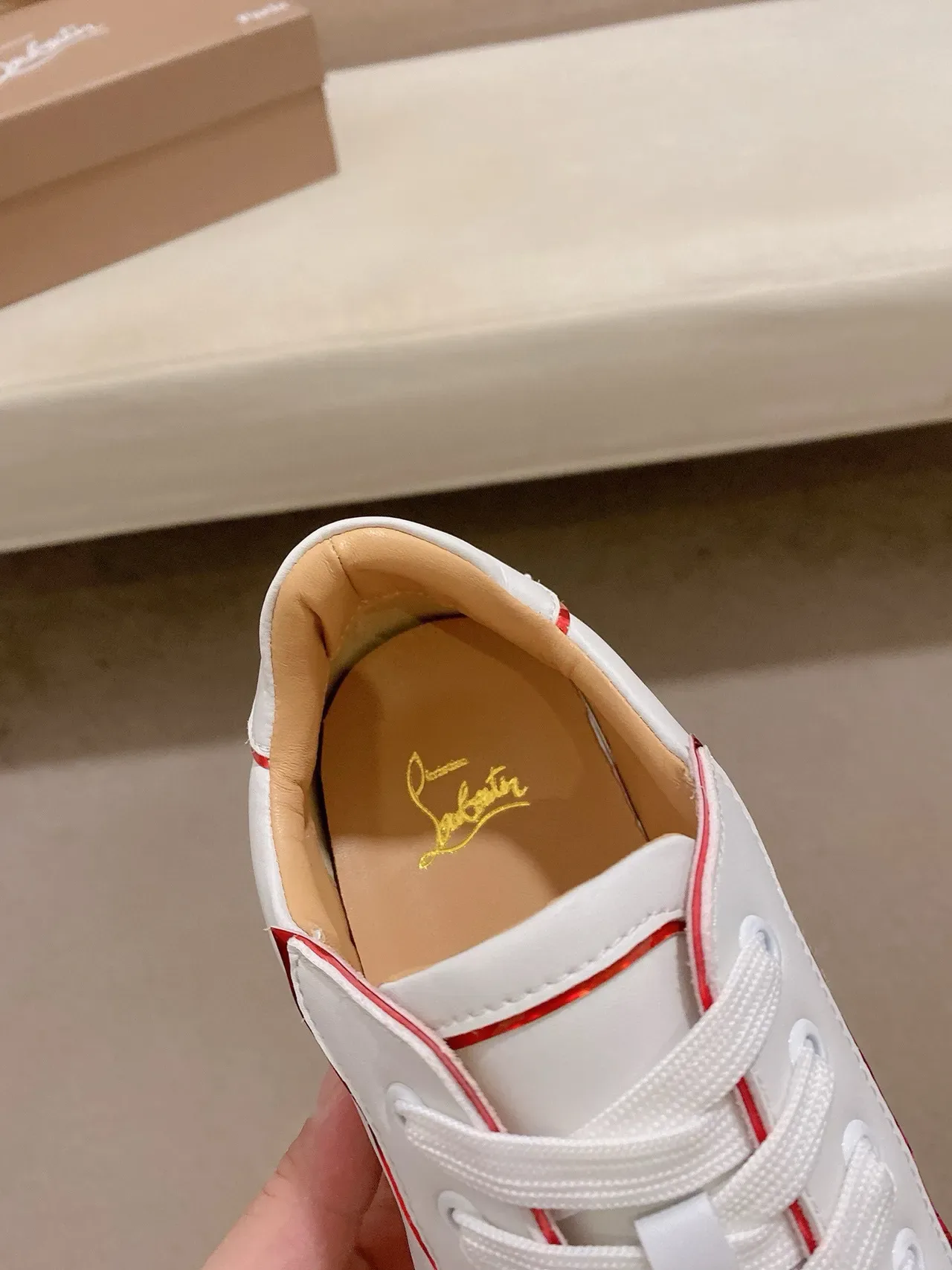 Christian Louboutin Spiky Sneaker أبيض أحمر تفاصيل الأصبع والكعب المسنن مع الخياطة أحذية أسلوب حياة 6