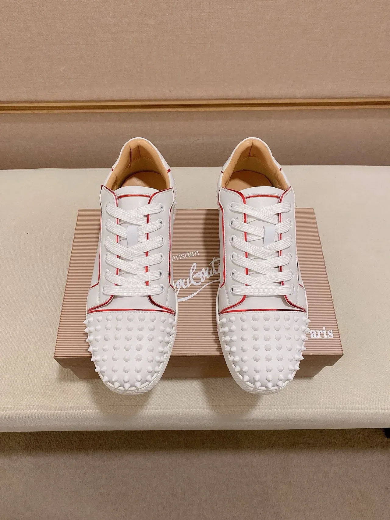 Christian Louboutin Spiky Sneaker أبيض أحمر تفاصيل الأصبع والكعب المسنن مع الخياطة أحذية أسلوب حياة 7