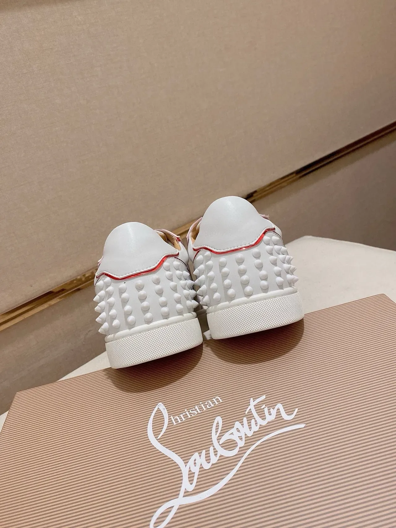 Christian Louboutin Spiky Sneaker أبيض أحمر تفاصيل الأصبع والكعب المسنن مع الخياطة أحذية أسلوب حياة 8