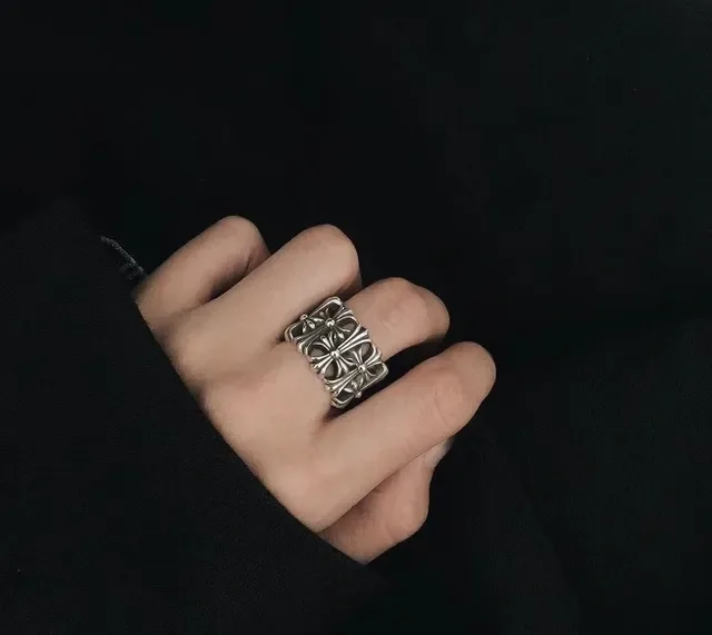 Chrome Hearts ক্রস আংটি চাঁদি কালো সজ্জিত ওপেনওয়ার্ক মোটিফ 2
