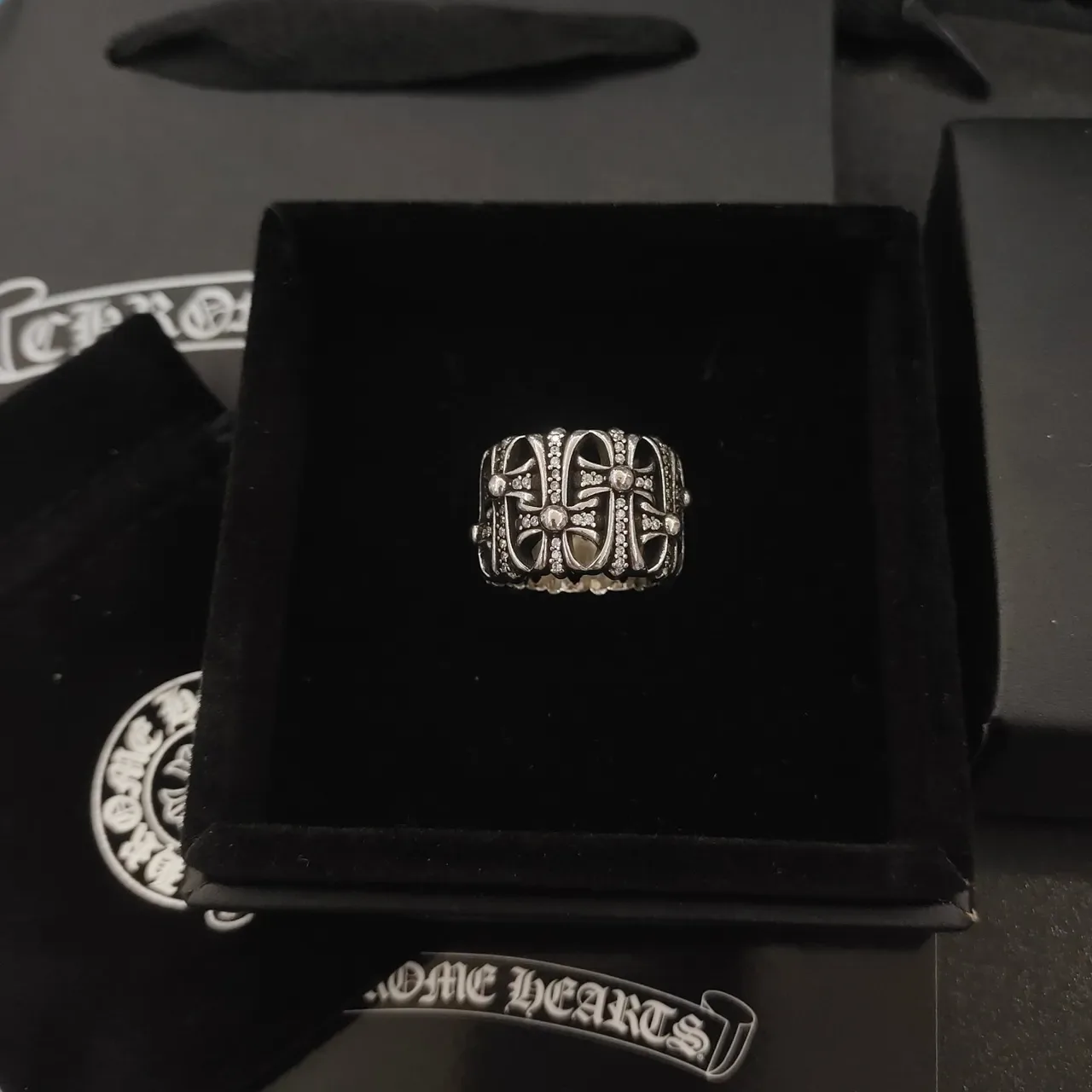 Chrome Hearts ক্রস আংটি চাঁদি কালো সজ্জিত ওপেনওয়ার্ক মোটিফ 3