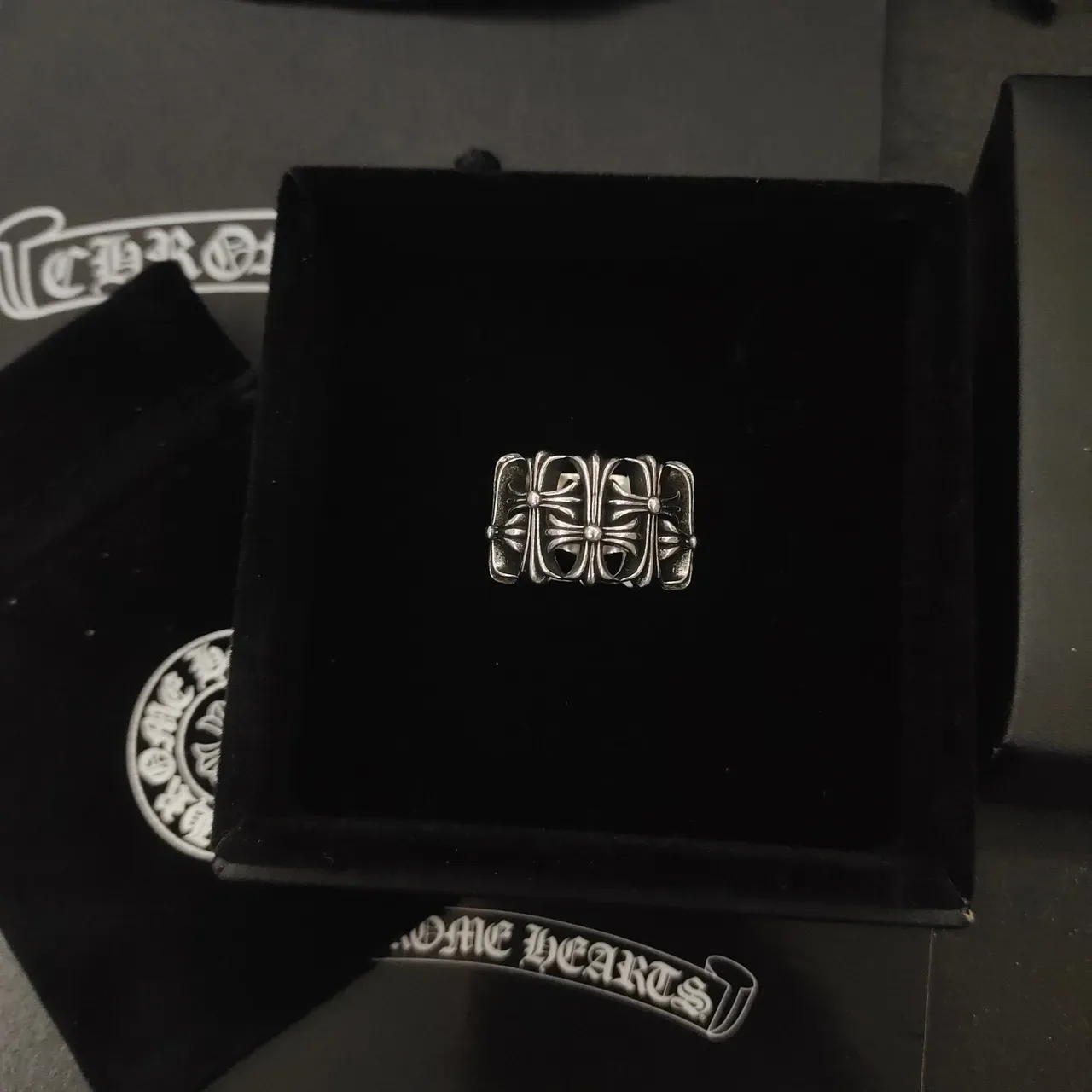 Chrome Hearts ক্রস আংটি চাঁদি কালো সজ্জিত ওপেনওয়ার্ক মোটিফ 4