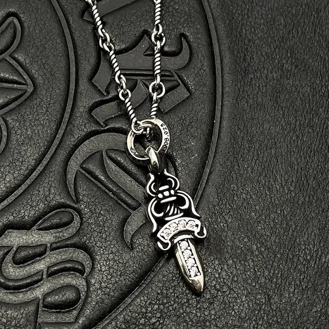 Collier Chrome Hearts Pendentif Dagger Argent Multicolore Gothique Chaîne en Corde Tordue 5