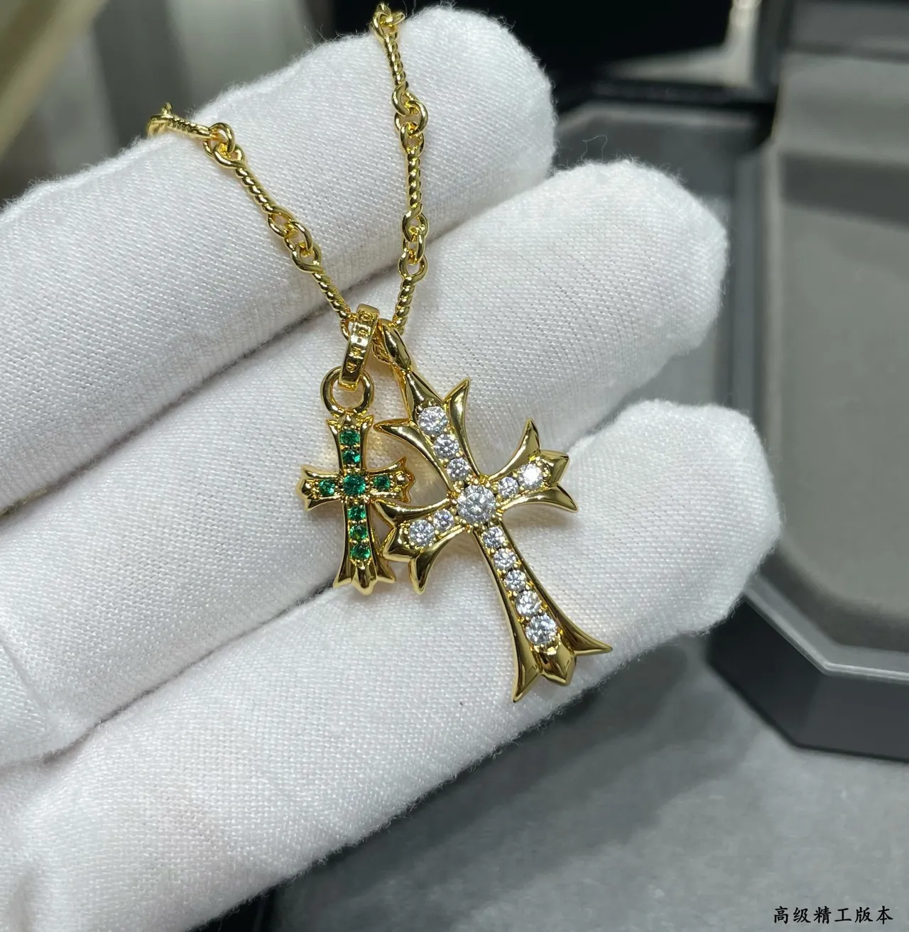 Chrome Hearts Colar Pingente Cruz Dupla Ouro Verde Pedras Pavé-Set 4