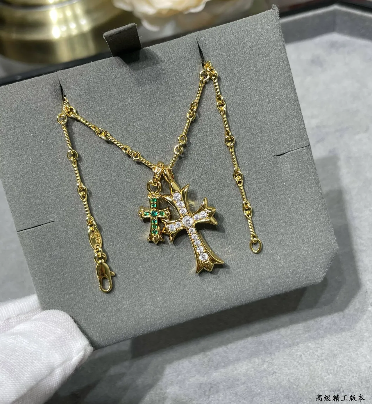Chrome Hearts Colar Pingente Cruz Dupla Ouro Verde Pedras Pavé-Set 5