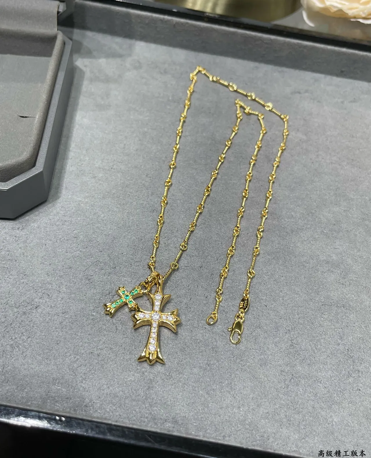 Chrome Hearts Colar Pingente Cruz Dupla Ouro Verde Pedras Pavé-Set 7