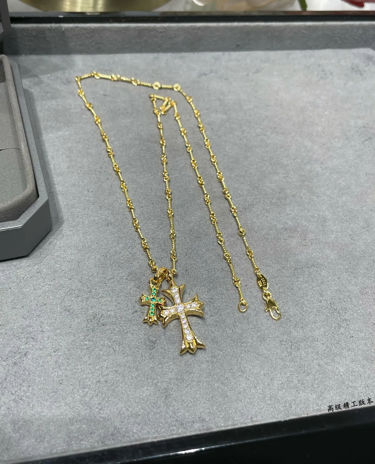 Chrome Hearts Colar Pingente Cruz Dupla Ouro Verde Pedras Pavé-Set 8