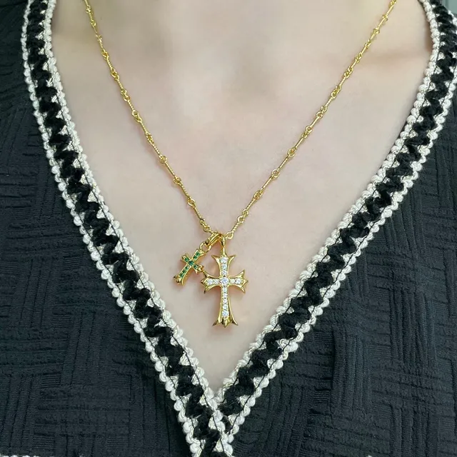 Chrome Hearts Colar Pingente Cruz Dupla Ouro Verde Pedras Pavé-Set 9