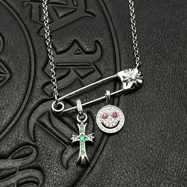 Chrome Hearts Épingle de Sécurité Croix et Visage Souriant Collier 5