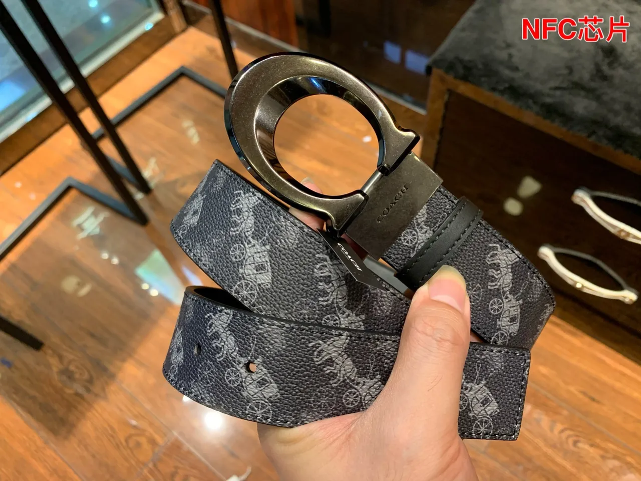 Cinto de couro texturizado Coach cinza preto com impressão Monogram 2