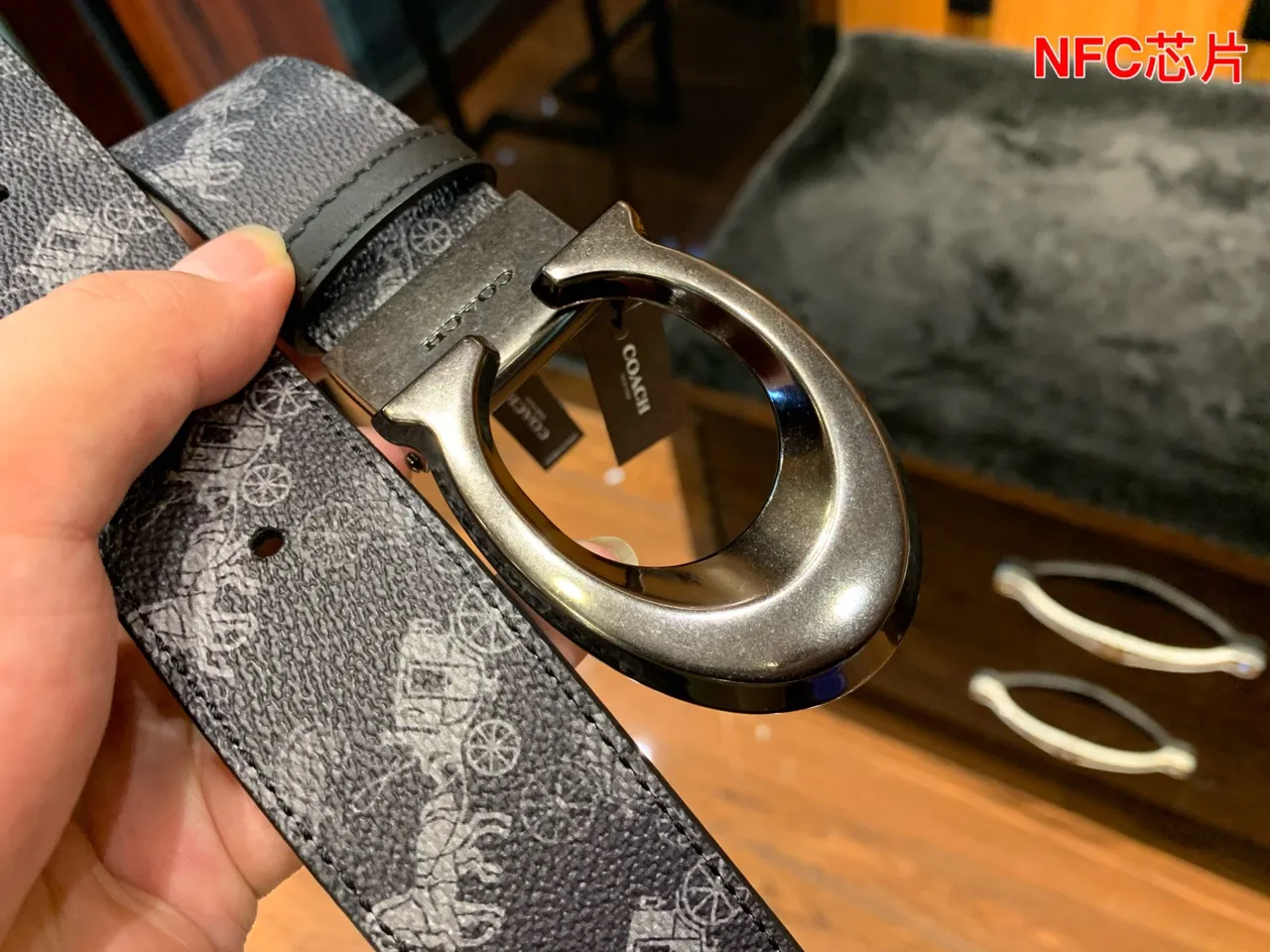 Cinto de couro texturizado Coach cinza preto com impressão Monogram 6