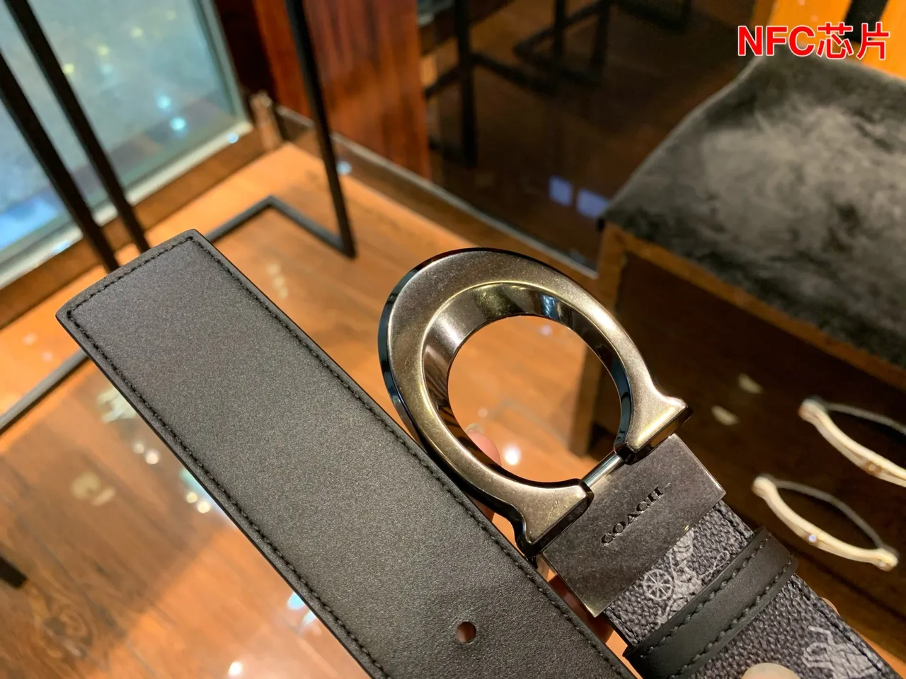 Cinto de couro texturizado Coach cinza preto com impressão Monogram 8