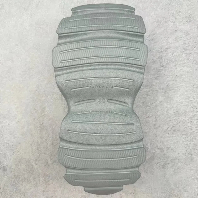Crocs رمادي رغوة مطبوغة فتحات مهوية زق 2