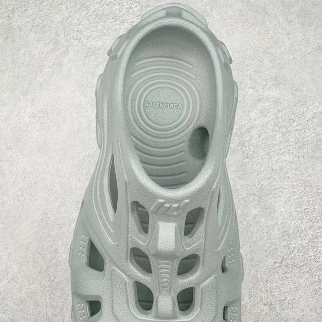 Crocs رمادي رغوة مطبوغة فتحات مهوية زق 6